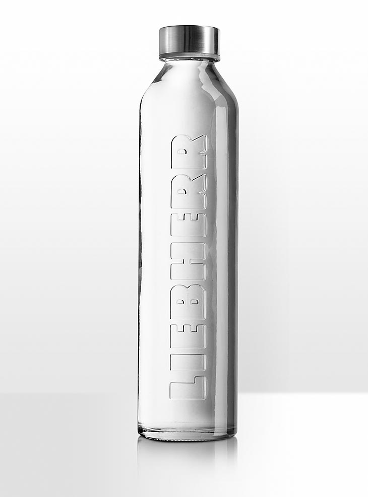 Wasserflasche Liebherr Produktfoto Aufnahme eines Werbemittel der Firma Liebherr Wasserflasche mit Prägung