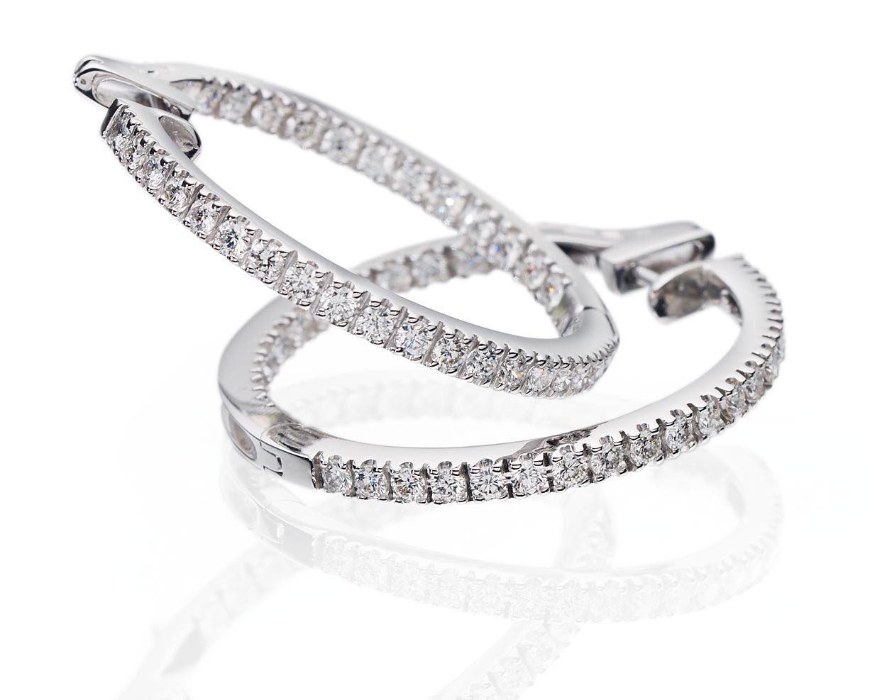 Ohrringset weißgold mit Diamanten schwebend Ohrringset weißgold mit Diamanten schwebend auf weißem Plexiglas
