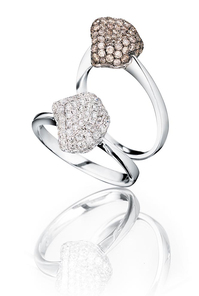 Ringpaar mit Diamanten Ringpaar mit Diamanten schwebend auf weißem Plexiglas-Untergrund spiegelnd