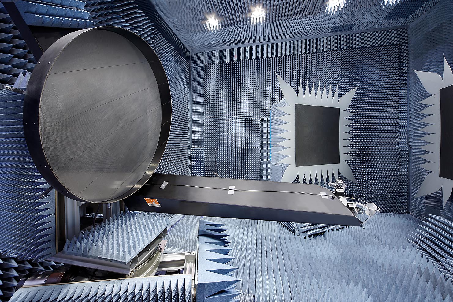 EMV-Messlabor Antennenmessung Technische Fotografie EMV-Messlabor Antennenmessung