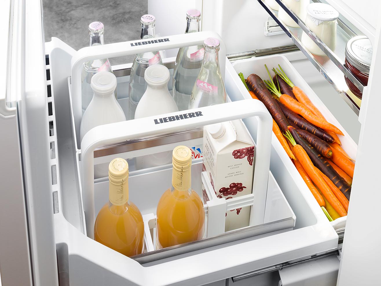 Flaschenauszug Produktdetail eines Kühlschranks mit Dekoration für Werbematerial des Kunden. Die Aufnahme wurde mit einer Sinar Fachkamera für höchste Qualität produziert