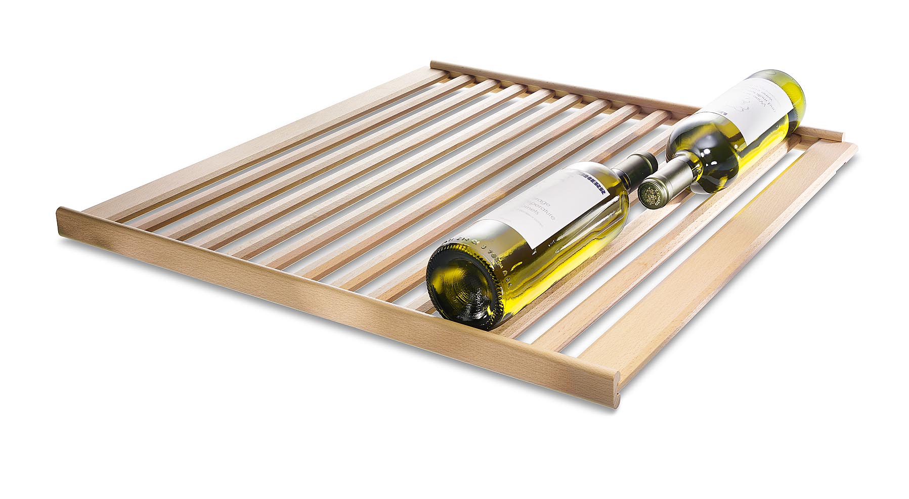 Flaschenbord Buchenholz Flaschenbord aus Buchenholz mit andekorierten Weinflaschen auf weißem Untergrund