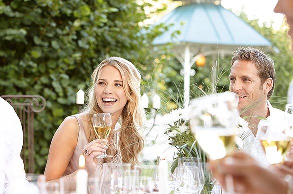 Gartenparty Portrait junges Paar im Garten vor Hecke in Sommersonne