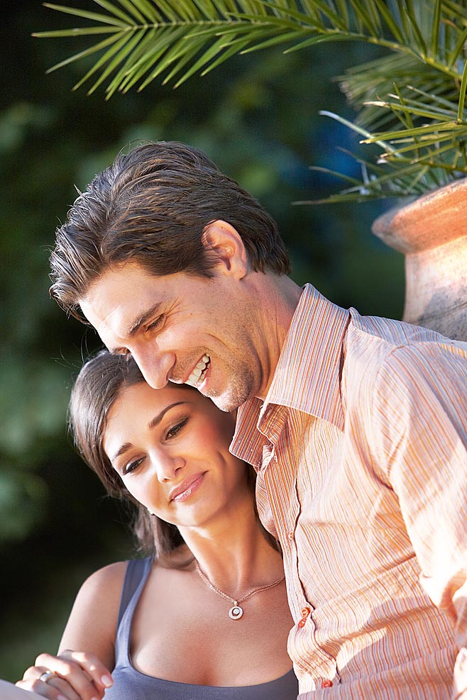 Gartenparty Portrait junges Paar umarmt sich in Abendsonne