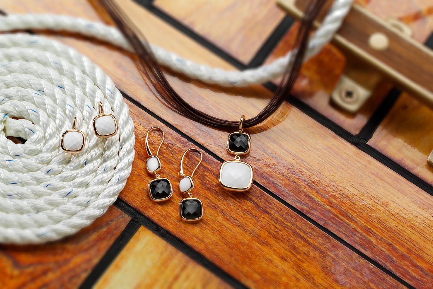 Schmuckaufnahme auf Teak-Holzdeck mit Tampen