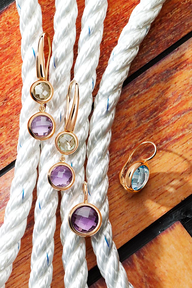 Schmuckaufnahme auf Holzdeck mit Tampen Seil Rotgold Teakdeck