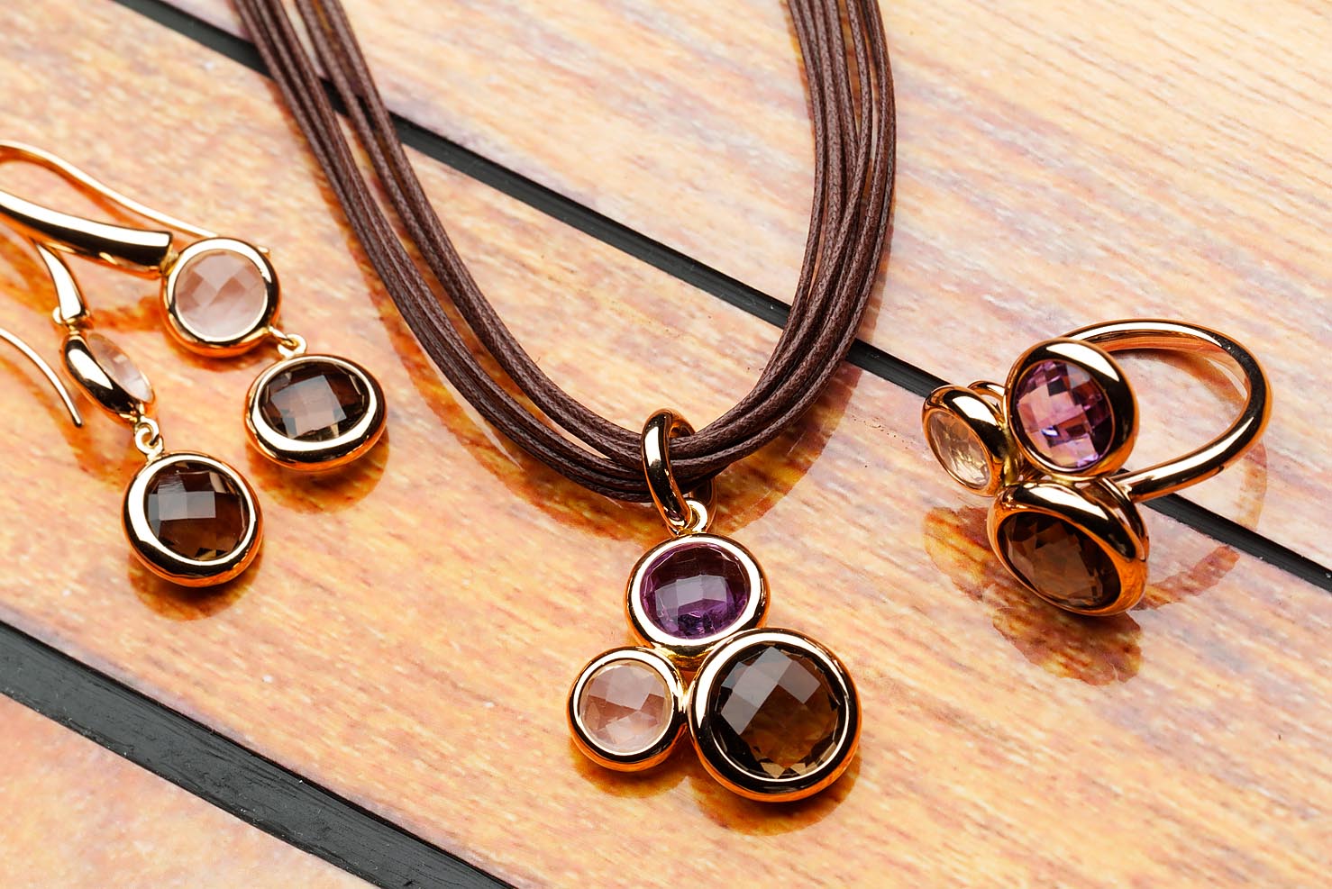 Schmuckaufnahme auf Holzdeck Teak