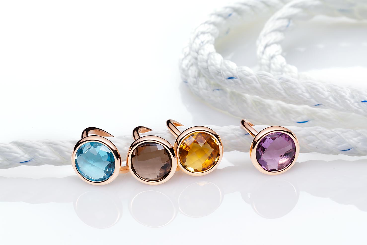 Schmuckaufnahme von Ringen auf weißem Acryl mit Tampen