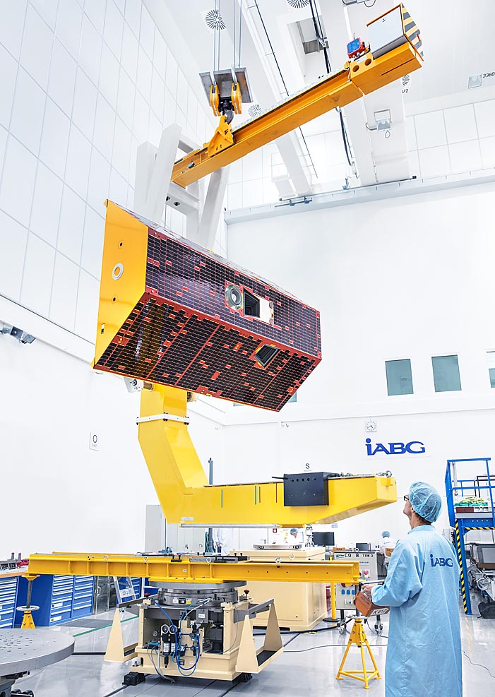 Schwerpunktmessung an Satellit Industriereportage Schwerpunktmessung an Satellit Industriereportage