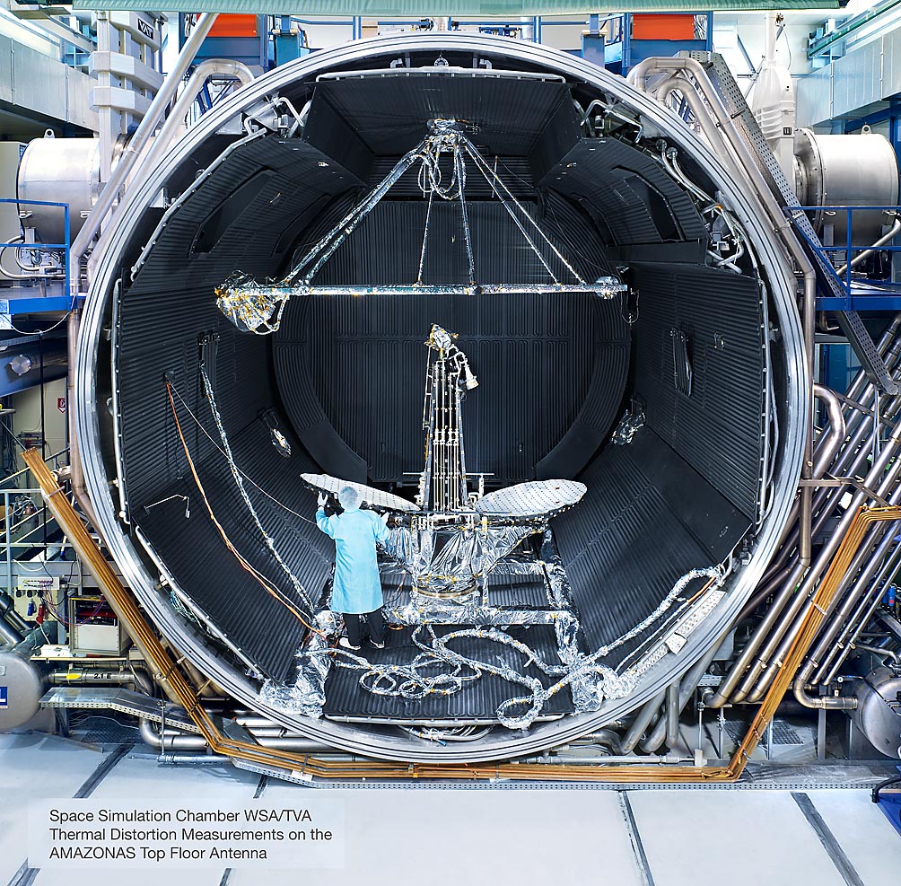 Vorbereitung einer Antenne in Klimakammer zur Weltraumsimulation