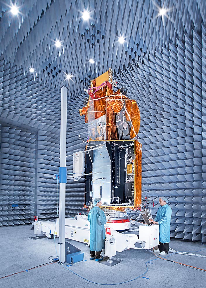 Weltraumsimulation EMV-Labor im Reinraum Industriereportage Weltraumsimulation EMV-Labor im Reinraum Industrieaufnahme