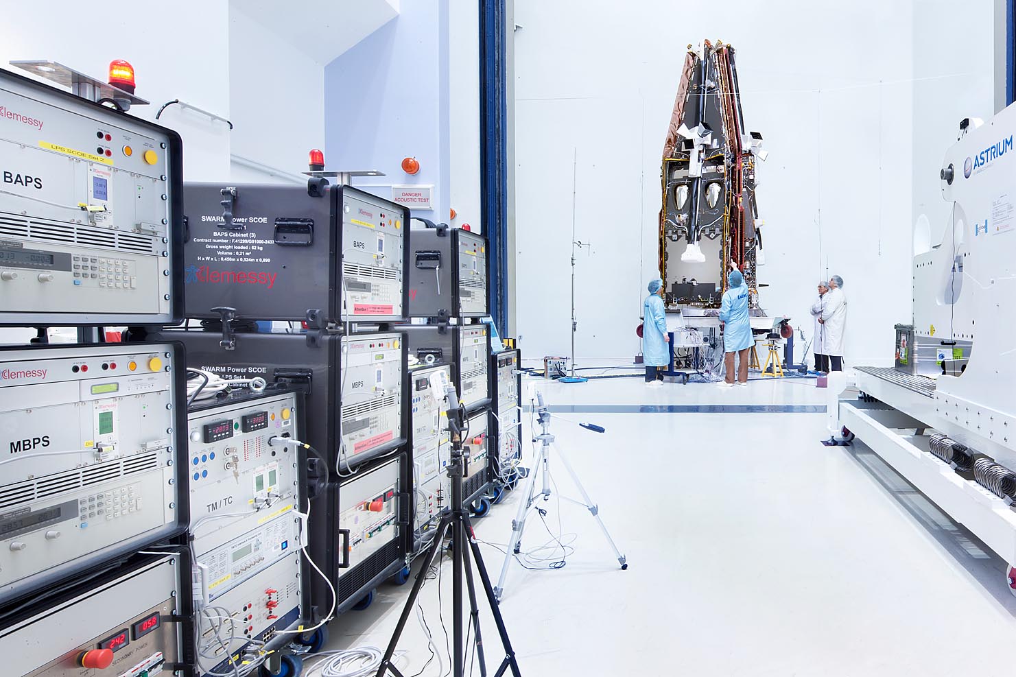 Weltraumsimulation im Schall-Labor Industriefotografie Arndt Weltraumsimulation eines Satelliten im Schall-Labor ASTRIUM