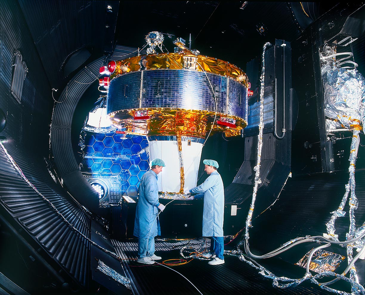 Weltraumsimulation mit hoher UV-Bestrahlung unter extremen klimatischen Bedingungen Weltraumsimulation mit hoher UV-Bestrahlung unter extremen klimatischen Bedingungen