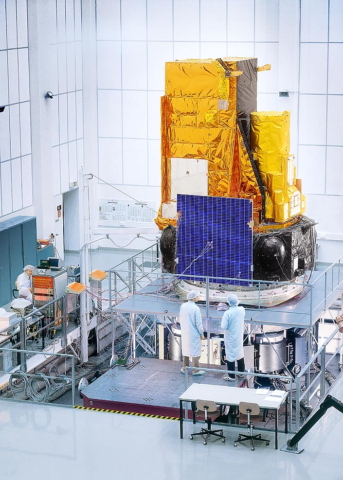Weltraumsimulation Satellit auf Shaker Industriefoto Weltraumsimulation Satellit auf Shaker