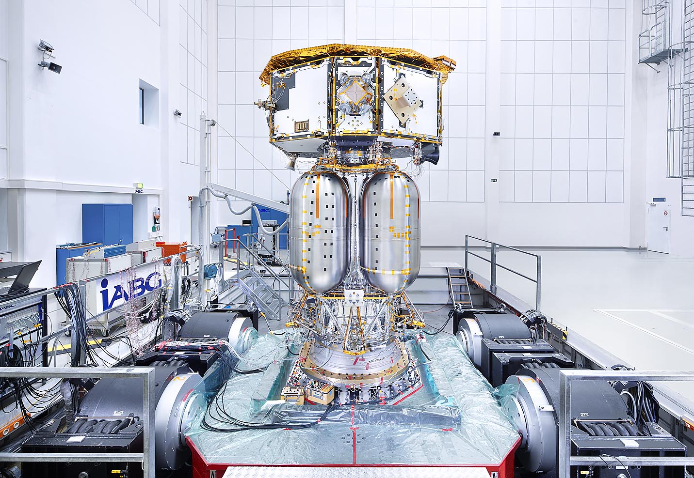 Weltraumsimulation Satellitenstufe mit Treibstofftanks im Reinraum Weltraumsimulation Satellitenstufe mit Treibstofftanks auf Shaker im Reinraum