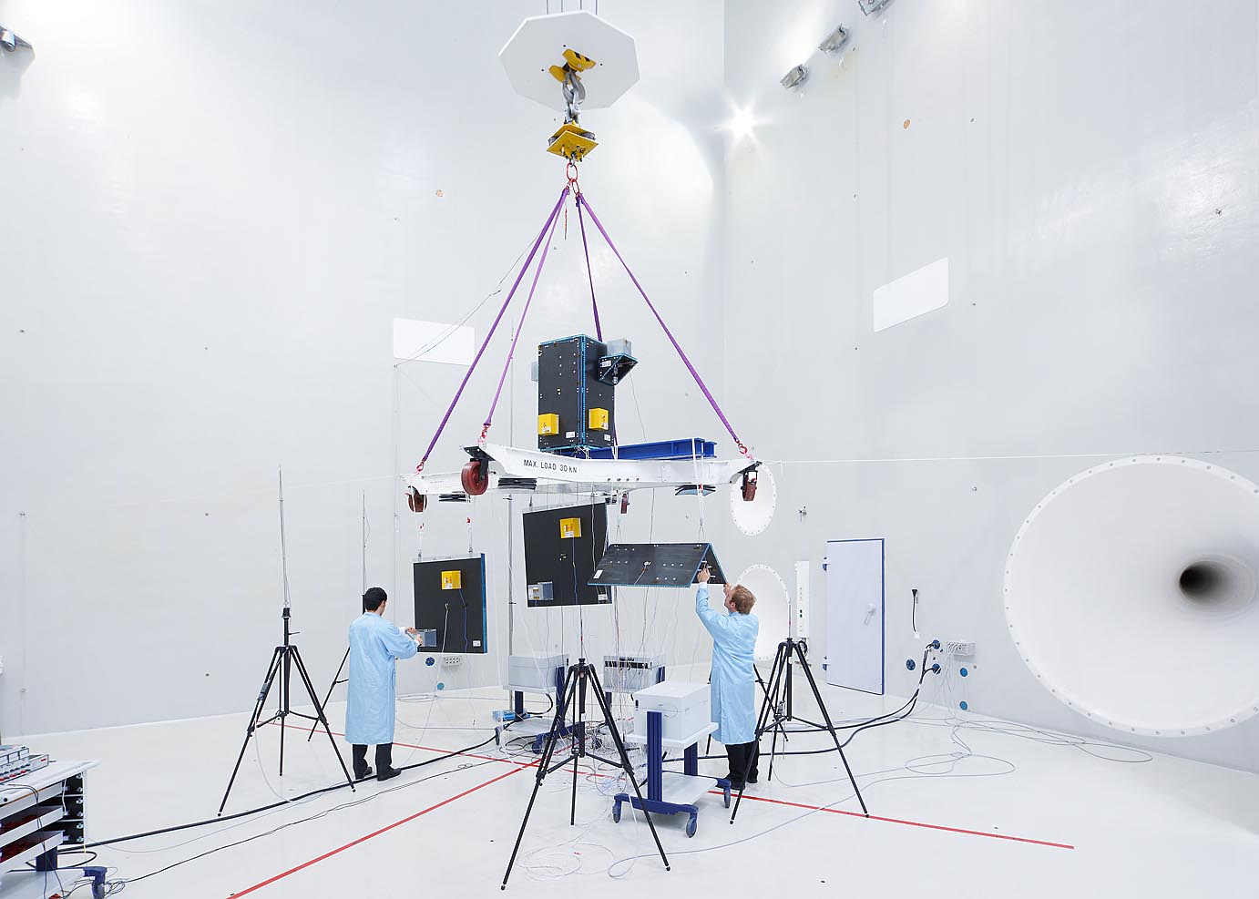 Weltraumsimulation Schall-Labor Industrieaufnahme Messtechnik Weltraumsimulation Schall-Labor Industrieaufnahme Messtechnik