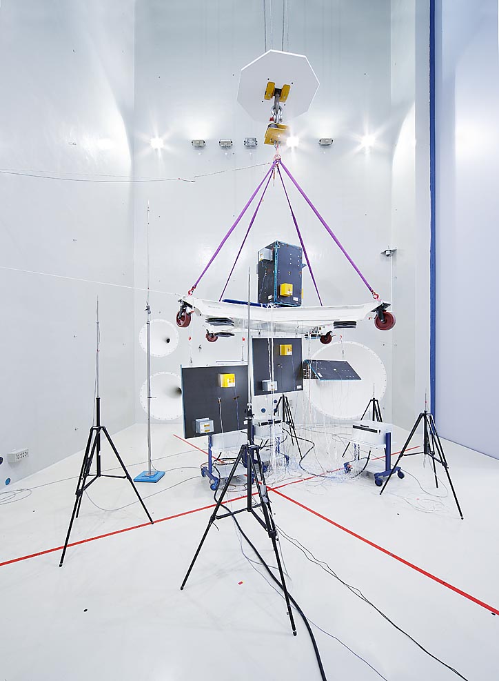 Weltraumsimulation Schall-Labor Industrieaufnahme Messtechnik Weltraumsimulation Schall-Labor Industrieaufnahme Messtechnik